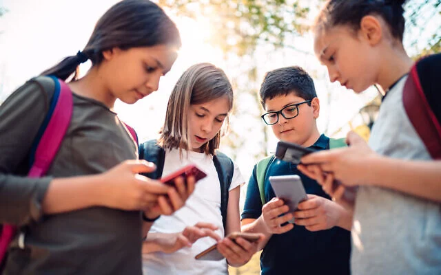 Global Smartphone Ban in Primary Schools Takes Effect