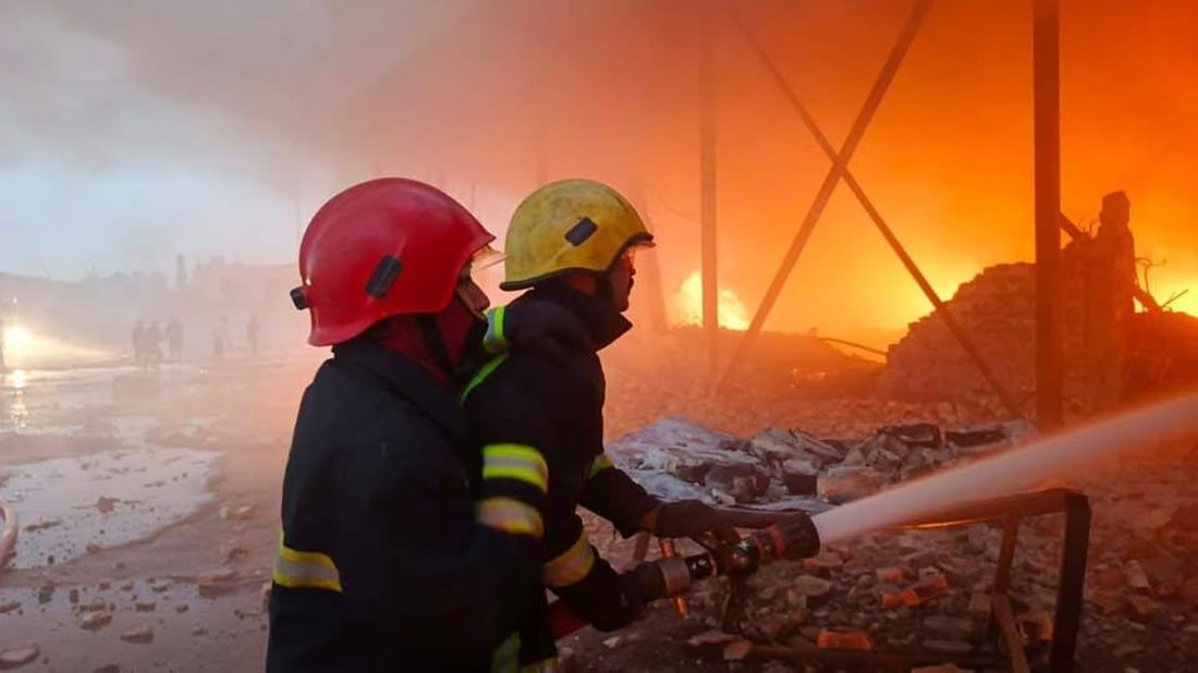 Civil Defense Extinguishes Massive Fire at Sponge Complex in Aden Square, Rescuing Four Workers