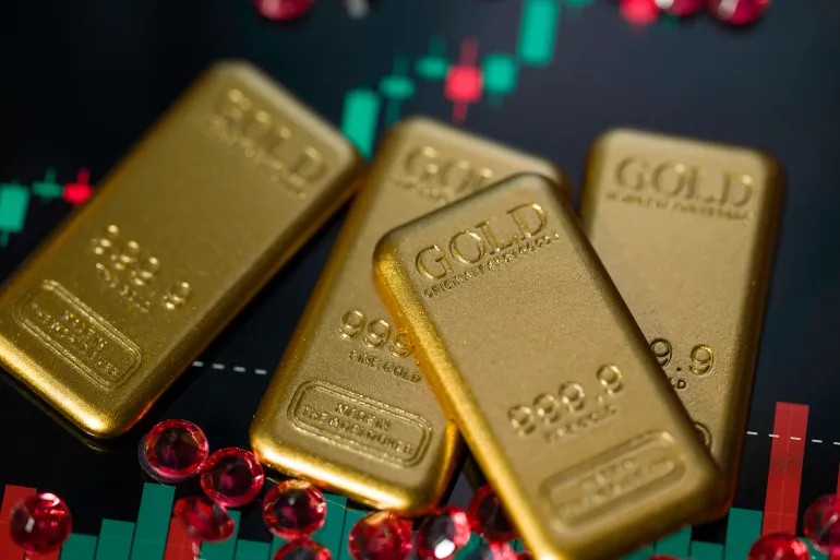 Gold Declines Amid US-Iran Talks and Central Bank Decisions