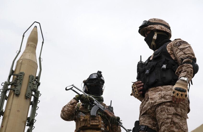 Iranian Revolutionary Guard Announces Missile Strikes Against US Military Bases in the Region