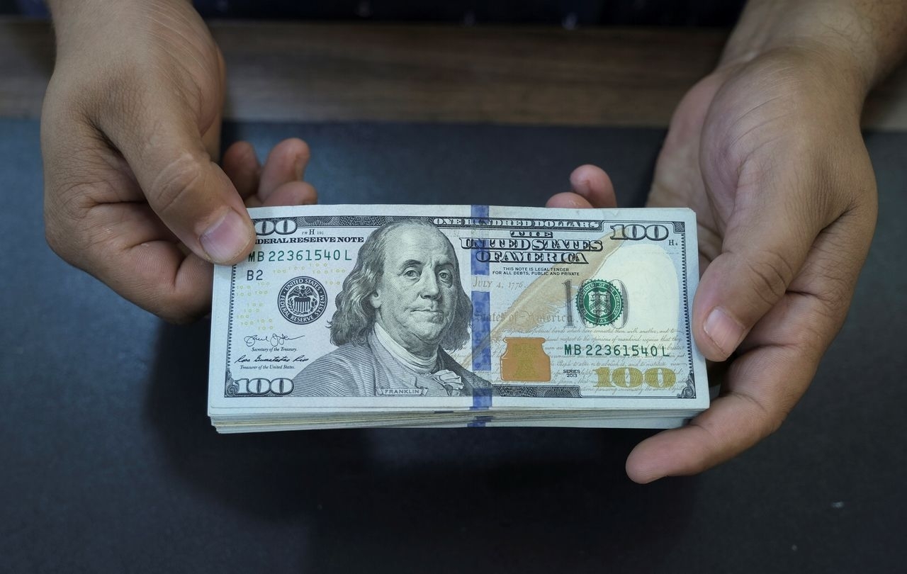 تواصل تراجع أسعار صرف الدولار الأمريكي أمام الدينار العراقي في الأسواق المحلية