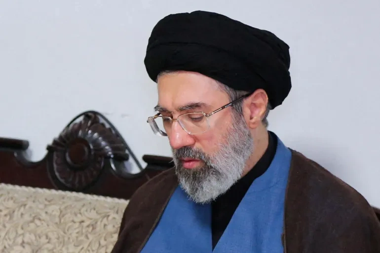 المرشد الإيراني ينتقد التنصل الأمريكي من التعهدات ويؤكد جاهزية محور المقاومة