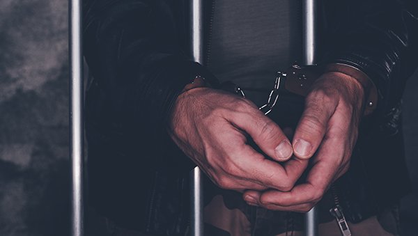 الإطاحة بشبكة فساد كبرى وإصدار 30 مذكرة قبض بحق مسؤولين محليين