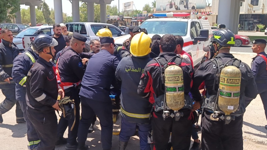 فرق الدفاع المدني تنقذ عشرات المحاصرين وتخمد حريقاً في بناية تجارية بالعاصمة