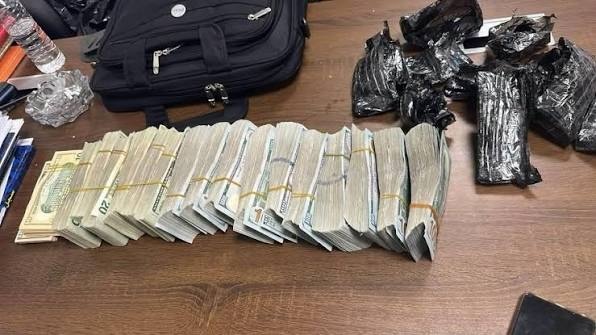 الهيئة العامة للكمارك تعلن عن إحباط عمليات تهريب كبرى وضبط مئات الآلاف من الدولارات ومواد مهربة