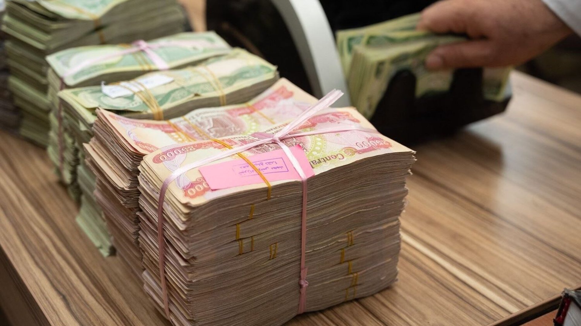 تصاعد حدة أزمة الرواتب في العراق وسط تحذيرات من تداعيات اقتصادية واجتماعية