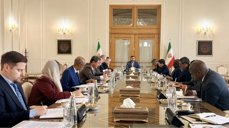 السيادة الإيرانية على مضيق هرمز: طهران ترفض التهديدات وتؤكد استقلال قرارها