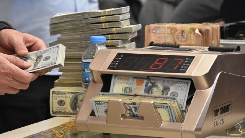 انخفاض طفيف في أسعار صرف الدولار بالأسواق المحلية العراقية