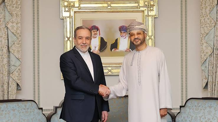 مباحثات عُمانية إيرانية لاستئناف المفاوضات وضمان أمن الملاحة في مضيق هرمز