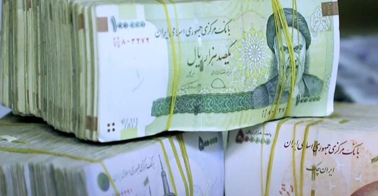 العملة الإيرانية تواصل الانهيار وتسجل 23 مليون تومان لكل 100 دولار