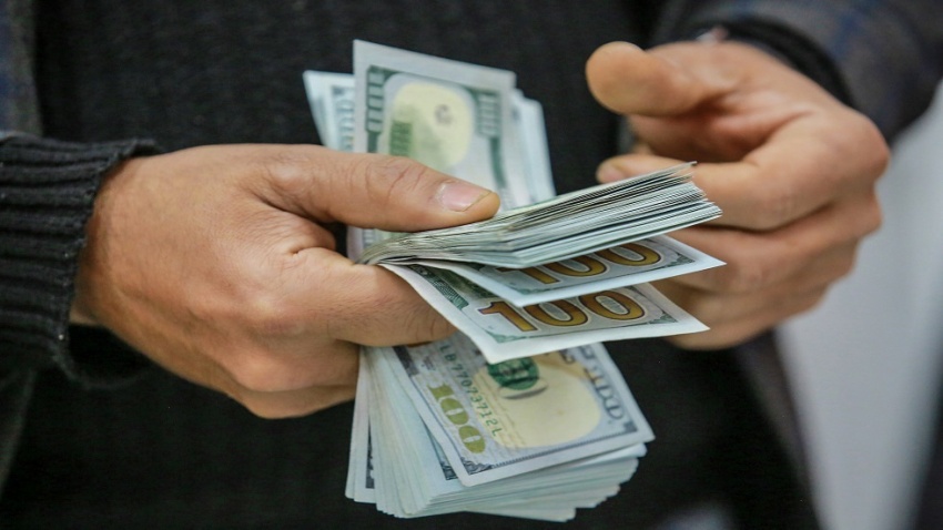 قفزة جديدة في أسعار صرف الدولار بالأسواق المحلية لتتجاوز حاجز الـ 157 ألف دينار