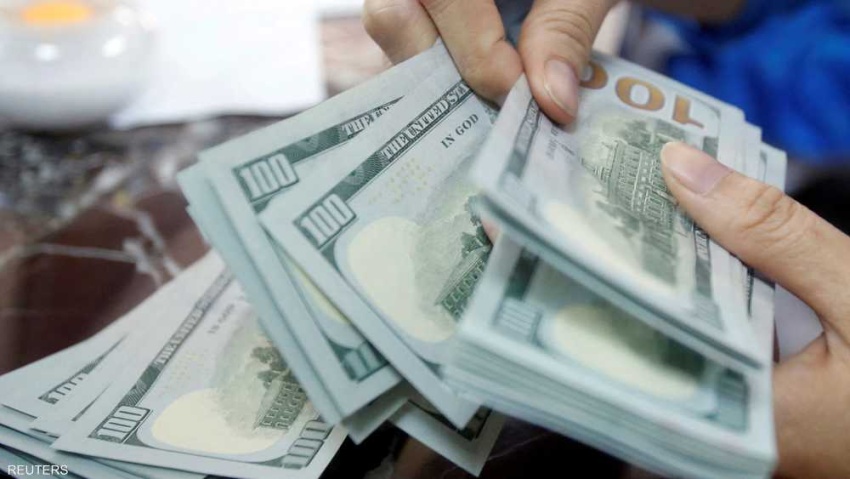 مطالبات نيابية بمعالجة جذرية لملف العملة تزامناً مع استئناف شحنات الدولار