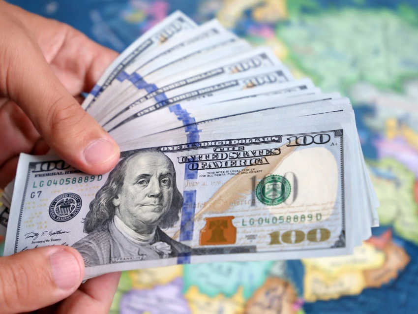 قراءة اقتصادية تسلط الضوء على آليات قرارات تعديل سعر صرف الدينار