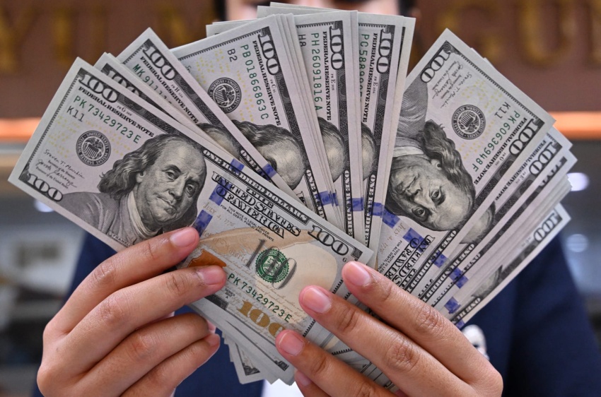 خبير قانوني يحدد الصلاحيات التشريعية بشأن سعر الصرف وينفي إمكانية إلغاء قرارات البنك المركزي