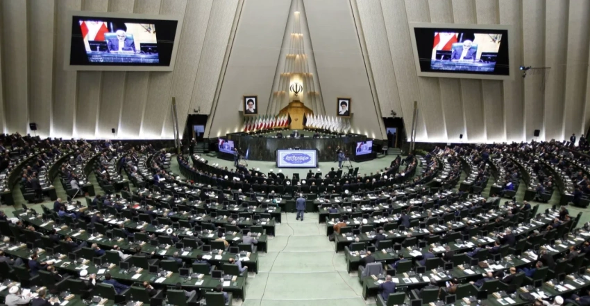 البرلمان الإيراني يعتمد التصويت الإلكتروني لمنح الثقة لمرشح حقيبة الدفاع