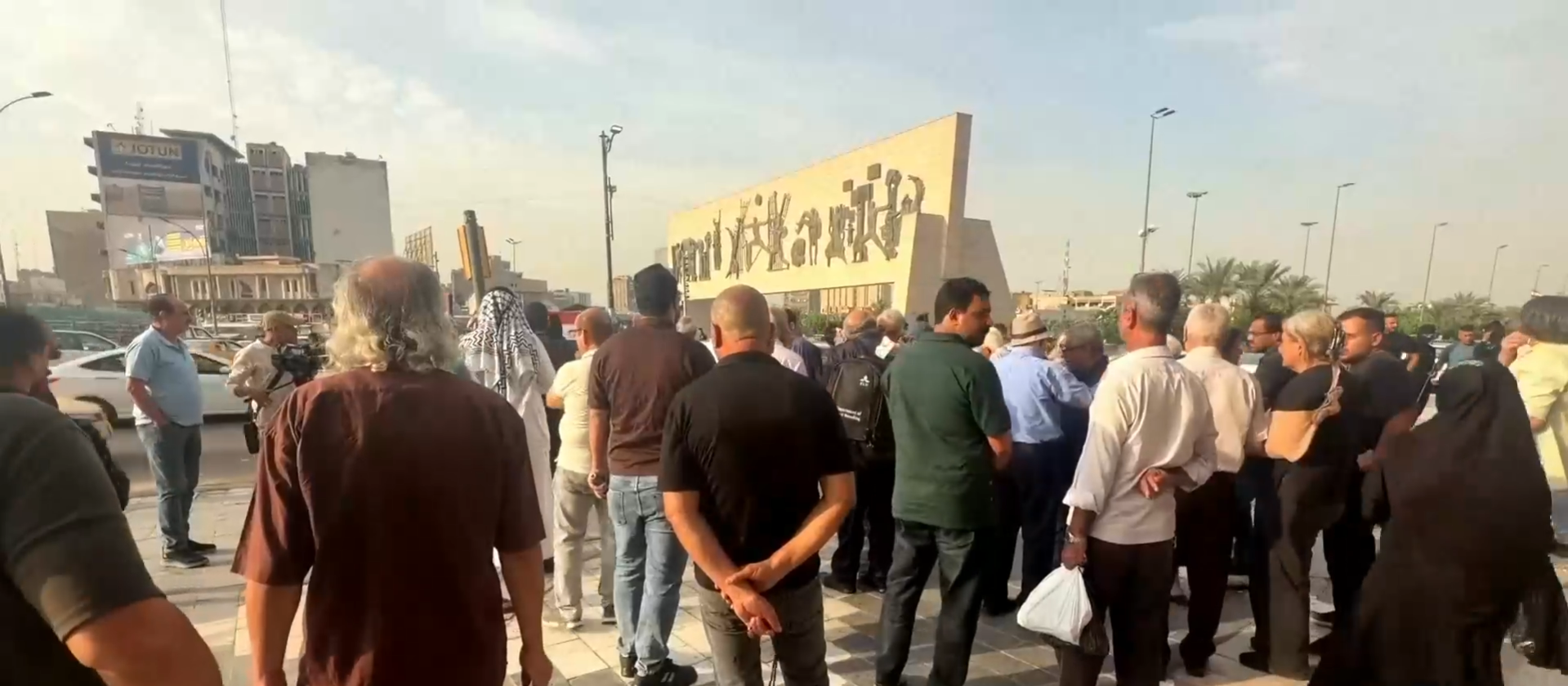 احتجاجات شعبية في العاصمة بغداد رفضا لقرار تخفيض قيمة العملة الرسمية