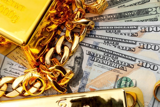 ارتفاع أسعار صرف الدولار والذهب في الأسواق المحلية ببغداد