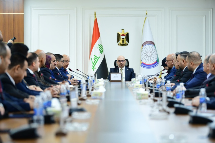 وزير التخطيط يترأس اجتماعاً موسعاً ويؤكد على أهمية تطوير الأداء المؤسسي والتنسيق الإعلامي