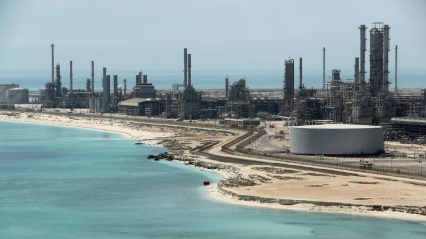 Global Oil Prices Decline Amid Market Balancing Between Regional Tensions and Supply Stability
