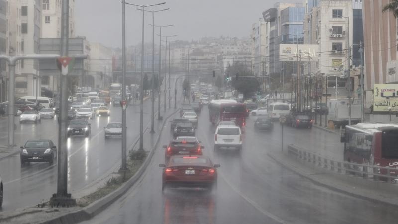 تحذيرات من تقلبات جوية وعواصف رعدية وانخفاض مدى الرؤية الأفقية في عدة مدن