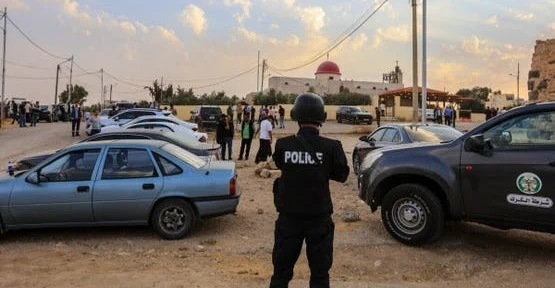 السفارة الأمريكية في عمّان تعزز إجراءاتها الأمنية عقب الهجوم المسلح في الكرك